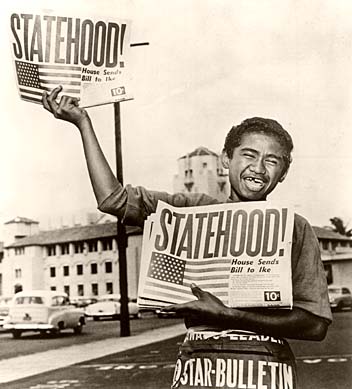  Der Star-Bulletin-Fotograf Albert Yamauchi hat dieses Bild des Nachrichtenträgers Chester Kahapea aufgenommen, der Kopien des Honolulu Star-Bulletins an dem Tag verkaufte, an dem Hawaii der 50. 21. August 1959. Dieses Foto verkörpert die Freude und Aufregung des Tages, an dem Hawaii der letzte Stern auf der US-Flagge wurde.