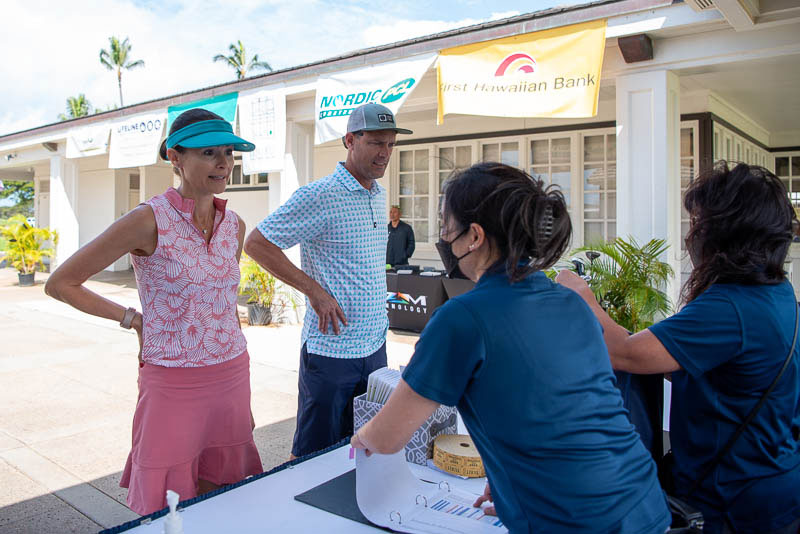 Golfers checking in