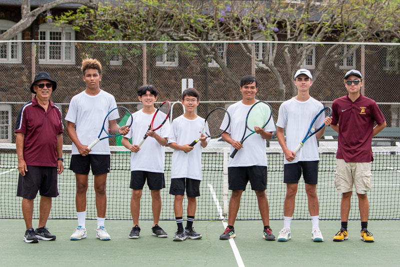 2022-2023 Boys varsity tennis team photo on tennis court