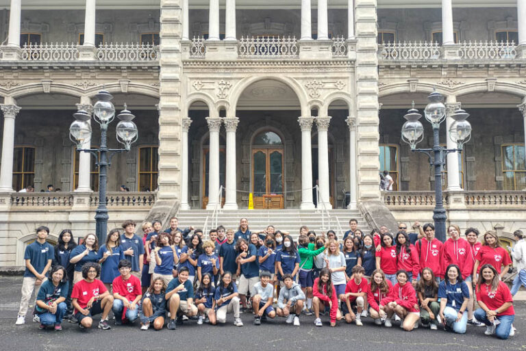 Group photo of IPA and ITJ students at ʻIolani Palace.